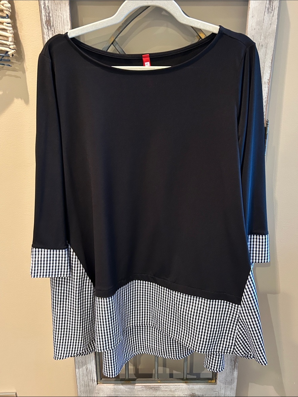 IC COLLECTION Black Top with Black-and-White Gingham Hem